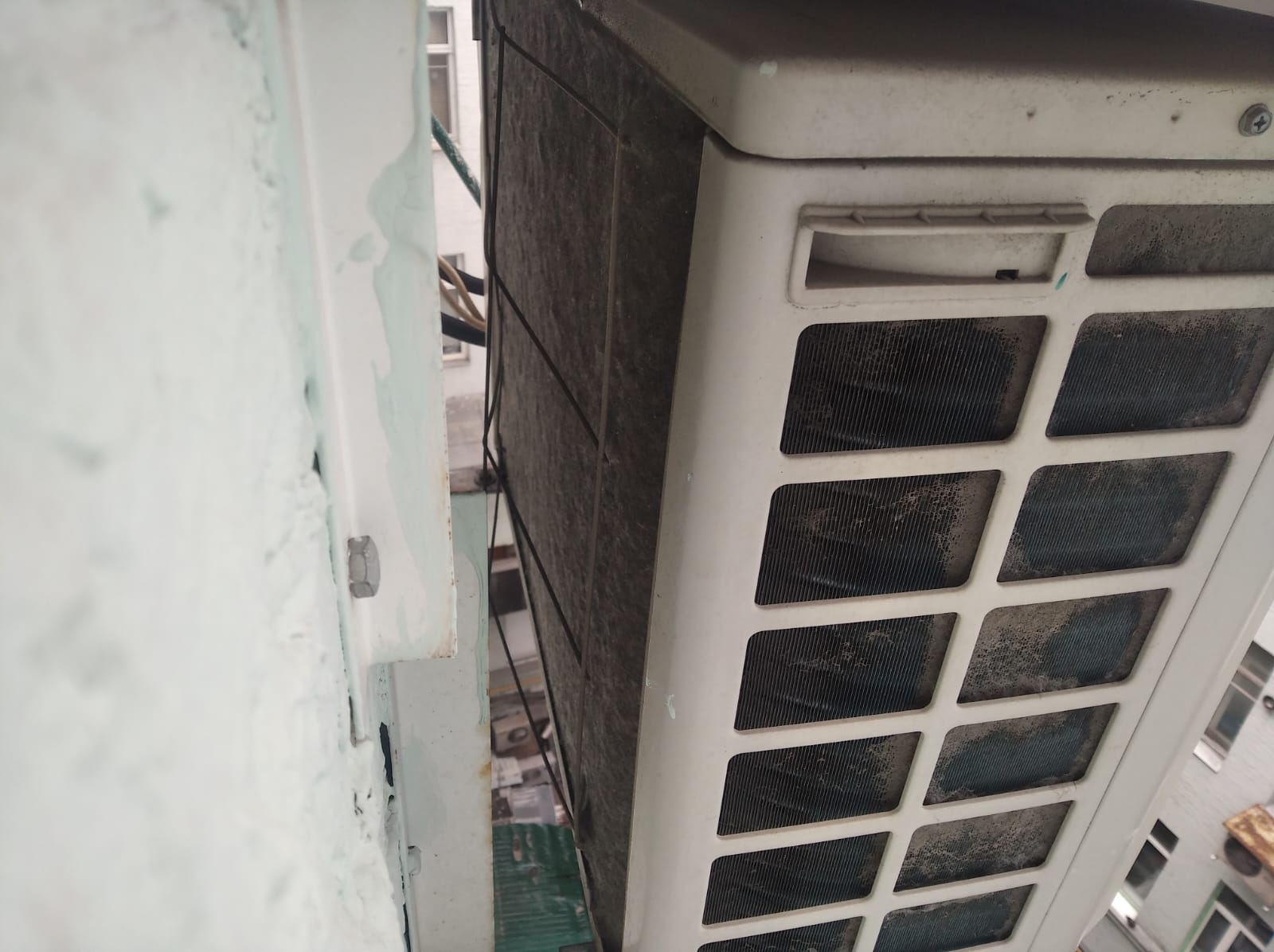 Gryaznyi_naruzhnyi_Daikin